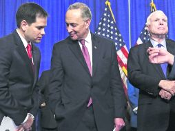 Acercamiento. los senadores John McCain (derecha), Charles Schumer (centro), y Marco Rubio, dialogan en el Capitolio. AFP /