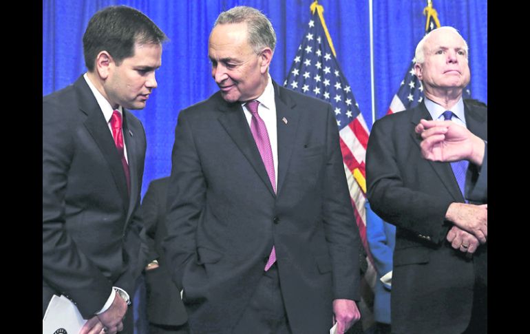 Acercamiento. los senadores John McCain (derecha), Charles Schumer (centro), y Marco Rubio, dialogan en el Capitolio. AFP /