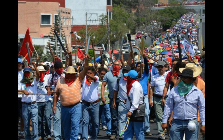 Ayer, integrantes de la CETEG cerraron los dos sentidos de la Autopista del Sol en su marcha. NTX /