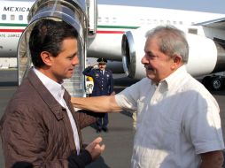 Enrique Peña Nieto (i), hablando con el expresidente de Brasil, Luiz Inácio Lula da Silva (d). EFE /