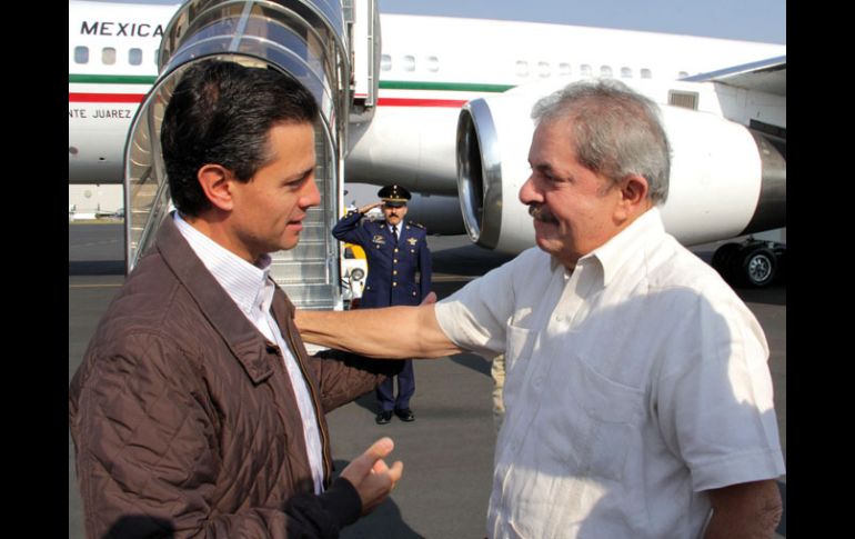 Enrique Peña Nieto (i), hablando con el expresidente de Brasil, Luiz Inácio Lula da Silva (d). EFE /