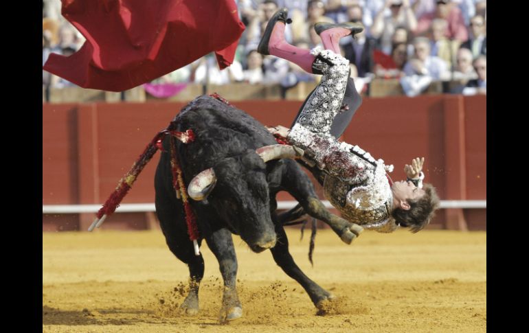 Julián López tuvo que ser llevado a la enfermería de inmediato. EFE /