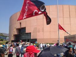 La CETEG realizó un bloqueo en el Congreso exigiendo la aprobación de su propuesta de reforma de educación. ARCHIVO /