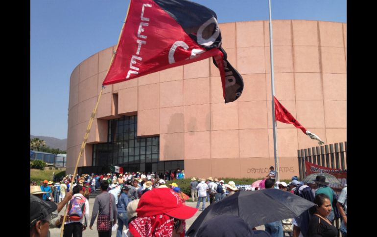 La CETEG realizó un bloqueo en el Congreso exigiendo la aprobación de su propuesta de reforma de educación. ARCHIVO /