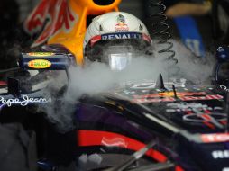 Vettel es refrescado durante las primera pruebas libres en el circuito de Bahrein. AFP /