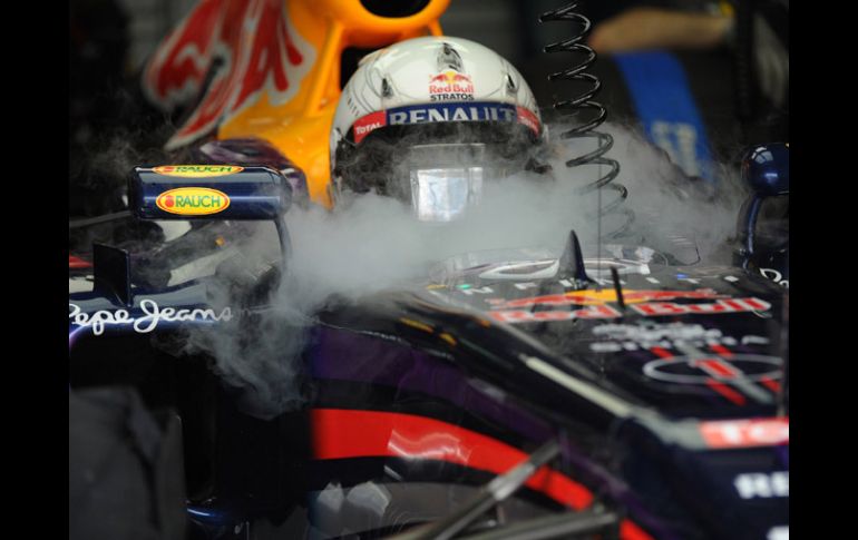 Vettel es refrescado durante las primera pruebas libres en el circuito de Bahrein. AFP /