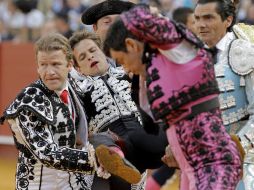 Julian López es cargado luego de ser cornado en la Real Maestranza en Sevilla. EFE /