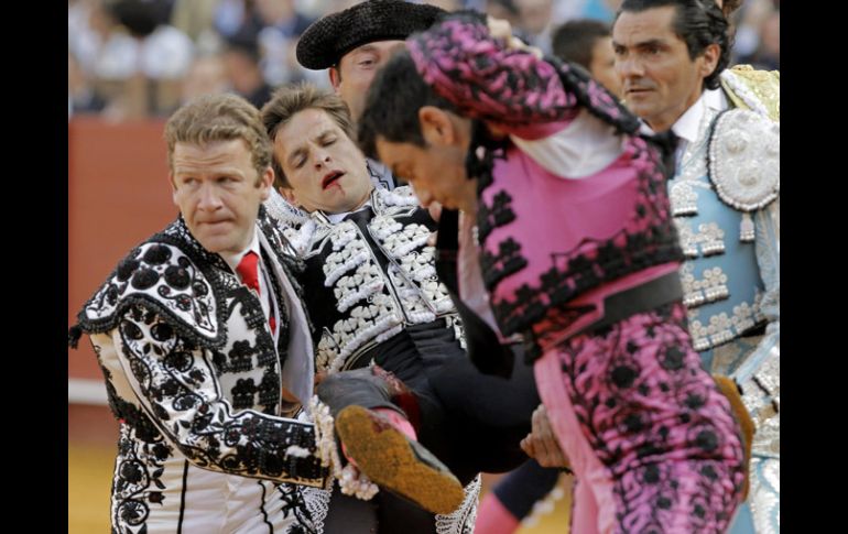 Julian López es cargado luego de ser cornado en la Real Maestranza en Sevilla. EFE /