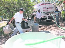 El reparto en San Isidro. Zapopan asegura que ha llevado agua con sus pipas a casi cuatro mil hogares este año. EL INFORMADOR /