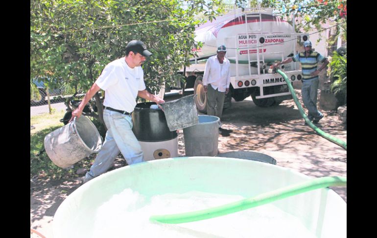 El reparto en San Isidro. Zapopan asegura que ha llevado agua con sus pipas a casi cuatro mil hogares este año. EL INFORMADOR /