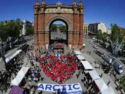 El corazón fue formado al pie del Arco de Triunfo en Barcelona. AFP /