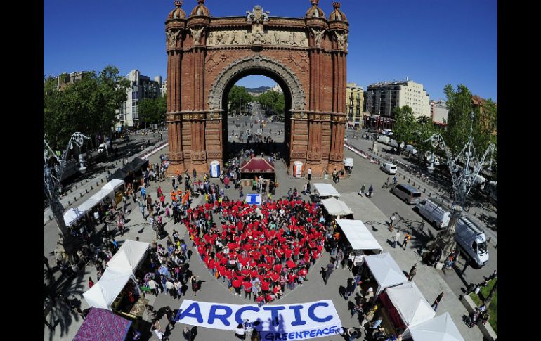 El corazón fue formado al pie del Arco de Triunfo en Barcelona. AFP /