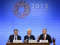 La directora gerente del FMI, Christine Lagarde (c), David Lipton (i), y Gerry Rice (d), durante una rueda de prensa. ARCHIVO /