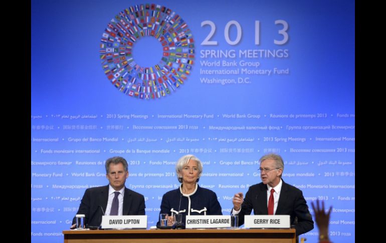 La directora gerente del FMI, Christine Lagarde (c), David Lipton (i), y Gerry Rice (d), durante una rueda de prensa. ARCHIVO /