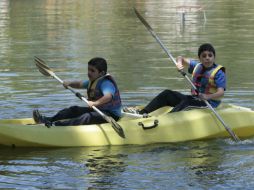 Remo. El lago del Parque Ávila Camacho es una opción para ejercitarse, mientras se disfruta de la claridad y frescura del agua. ESPECIAL /