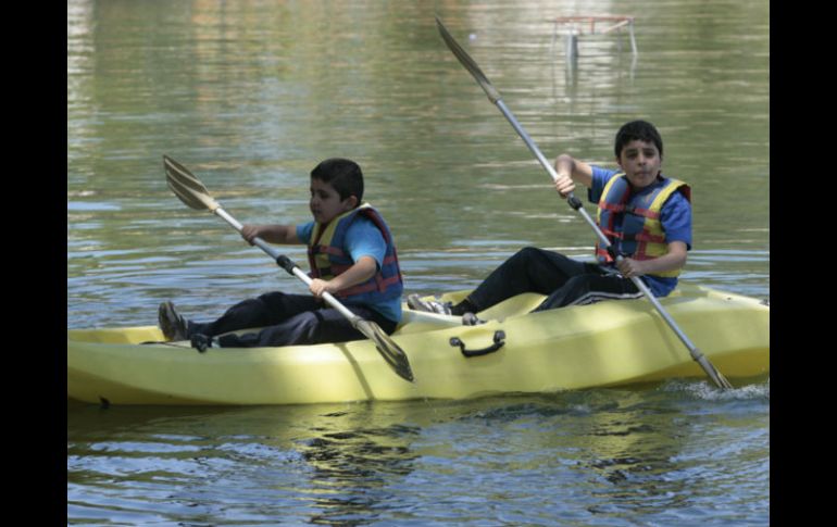 Remo. El lago del Parque Ávila Camacho es una opción para ejercitarse, mientras se disfruta de la claridad y frescura del agua. ESPECIAL /