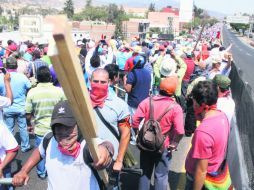 Maestros asociados a la CETEG marcharon el 18 de abril para expresar su rechazo a la reforma educativa. EFE /