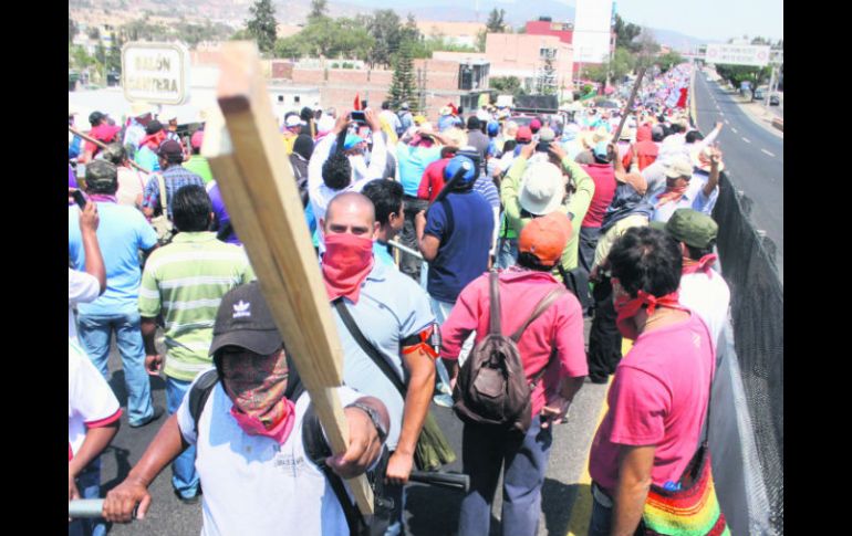 Maestros asociados a la CETEG marcharon el 18 de abril para expresar su rechazo a la reforma educativa. EFE /