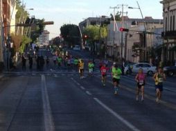 Participantes recorren calles del primer cuadro tapatío este domingo. ESPECIAL /