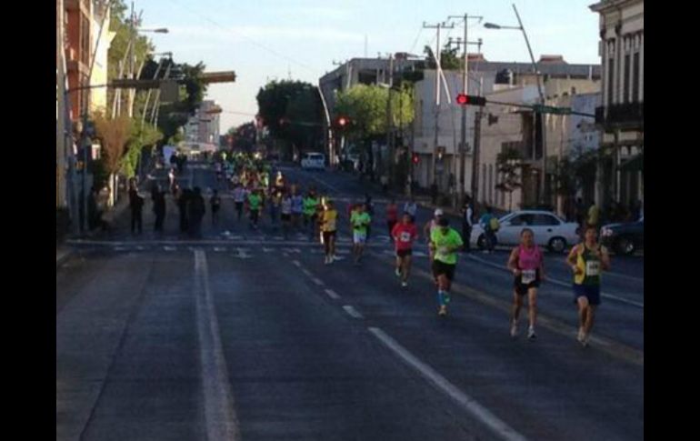 Participantes recorren calles del primer cuadro tapatío este domingo. ESPECIAL /