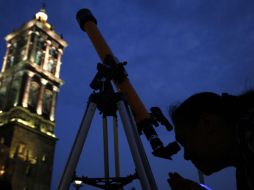 En 2011 se logró reunir en diversos puntos del país a dos mil 753 personas observando la Luna a través de un telescopio.  /