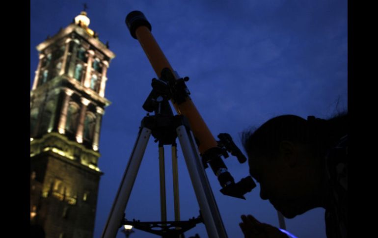 En 2011 se logró reunir en diversos puntos del país a dos mil 753 personas observando la Luna a través de un telescopio.  /