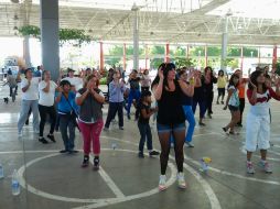 En su mayoría mujeres, las asistentes a bailar este domingo. ESPECIAL /