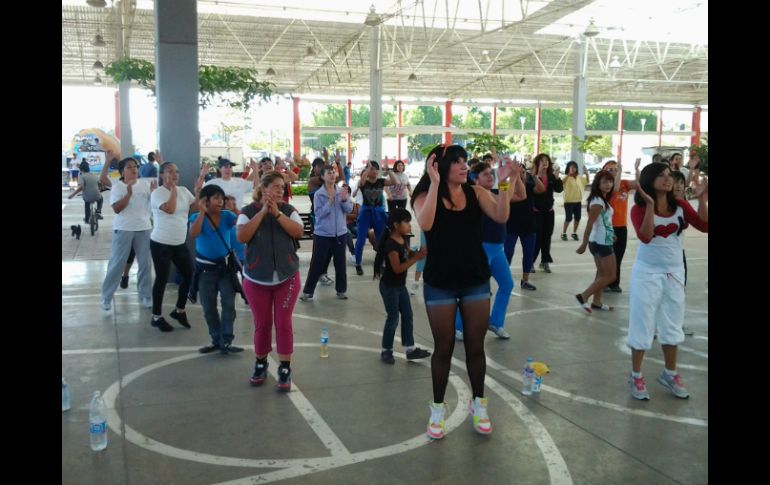 En su mayoría mujeres, las asistentes a bailar este domingo. ESPECIAL /