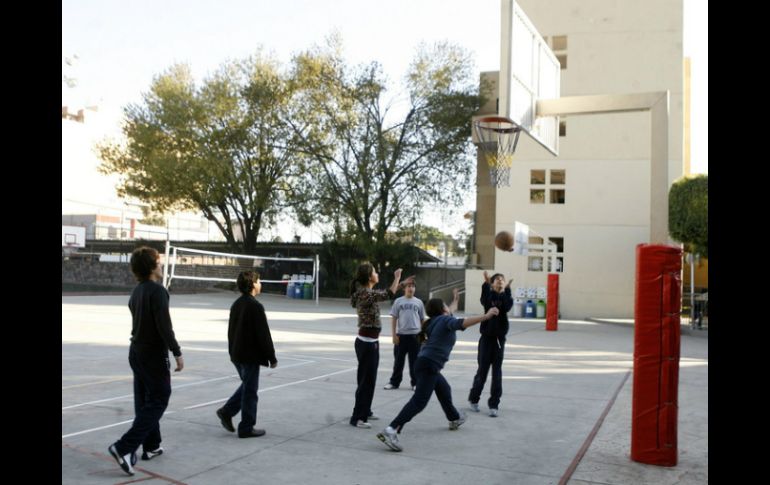 El basquetbol es una de las actividades más frecuentes reportadas en la encuesta. ARCHIVO /