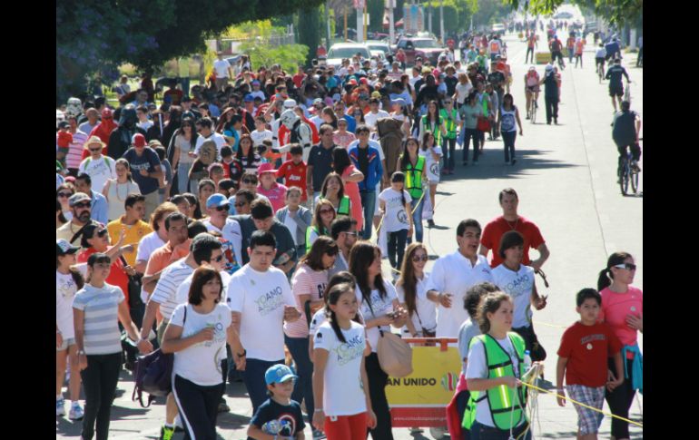 A lo largo de tres kilómetros los asistentes portaron una playera con un corazón impreso.  /