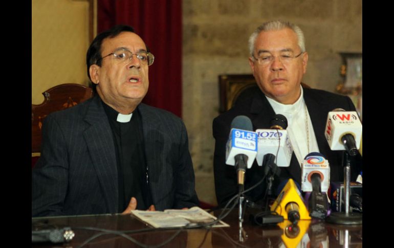 En la foto, el padre Salvador López Rojas y el arzobispo de Guadalajara José Francisco Robles Ortega.  /