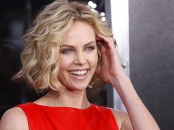 La actriz Charlize Theron acude para hacer entrega de un trofeo. ARCHIVO /