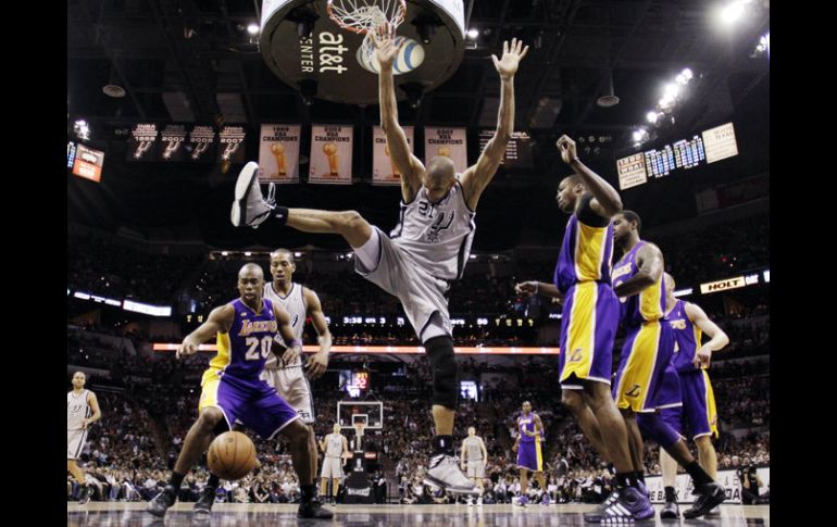 Acción del partido celebrado en el AT&T Center de San Antonio. AP /