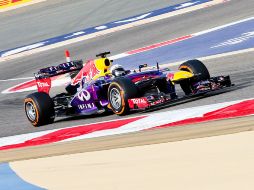 Sebastian Vettel supo aprovechar la arrancada para conseguir la victoria en el circuito de Sakhir. AP /