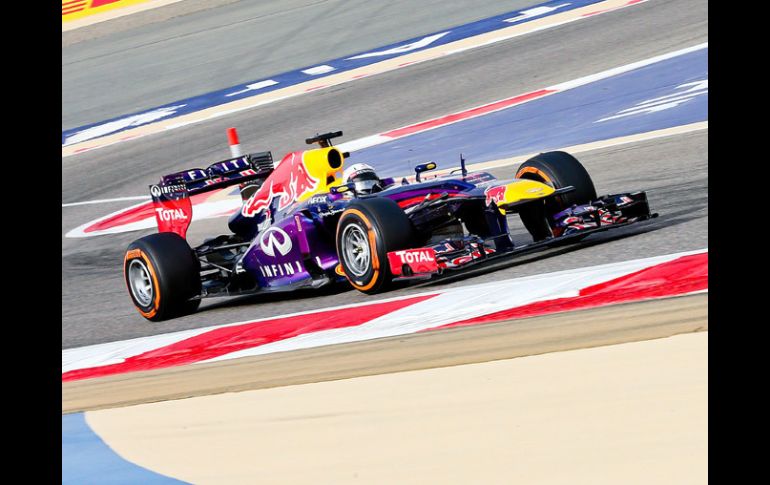 Sebastian Vettel supo aprovechar la arrancada para conseguir la victoria en el circuito de Sakhir. AP /