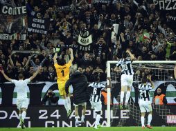 Los jugadores de la Juventus celebran con sus aficionados la victoria ante el Milán y lo cerca que están de conseguir el título. AFP /