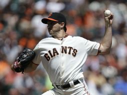 Barry Zito trabaja siete entradas, permite cinco imparables, da una base y poncha a cuatro para conseguir el triunfo. AP /