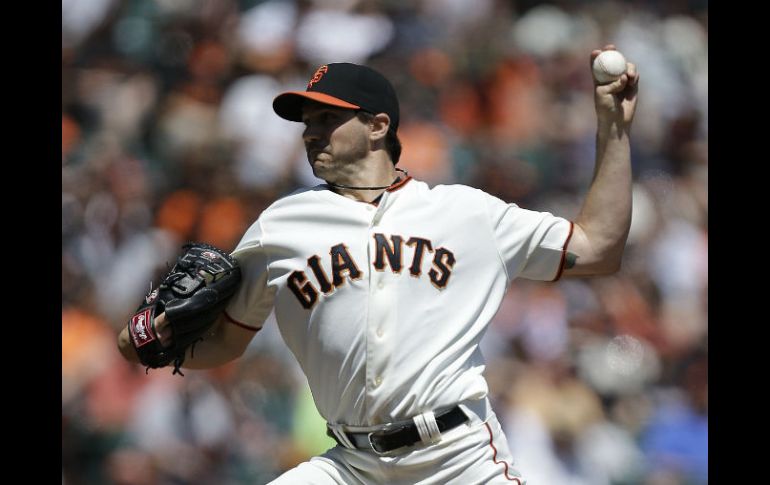 Barry Zito trabaja siete entradas, permite cinco imparables, da una base y poncha a cuatro para conseguir el triunfo. AP /