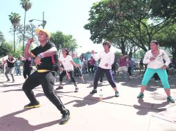 Baile y gimnasia. Miles de personas celebraron ayer el Día Mundial de la Activación Física en las macroclases en la Vía RecreActiva EL INFORMADOR /