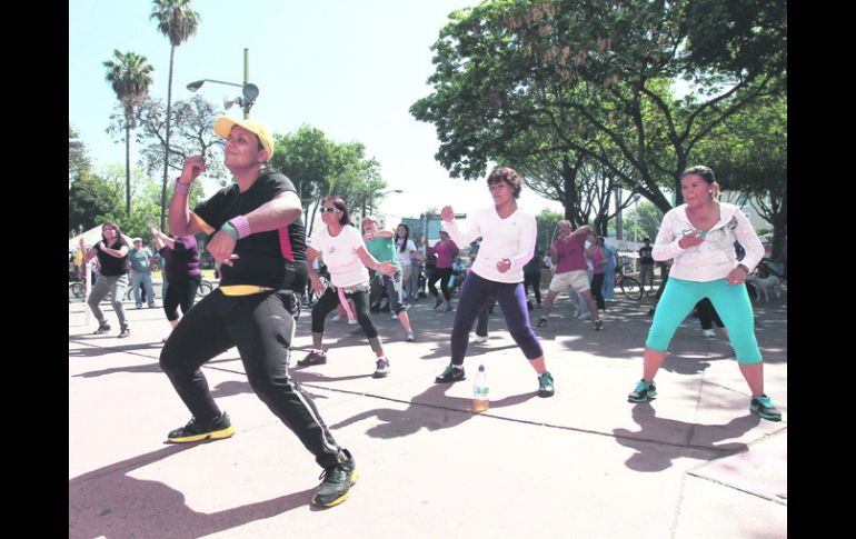 Baile y gimnasia. Miles de personas celebraron ayer el Día Mundial de la Activación Física en las macroclases en la Vía RecreActiva EL INFORMADOR /