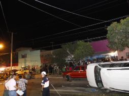 Al intentar darse a la fuga, el causante del accidente fue golpeado por los vecinos, por lo que policías intervinieron para rescatarlo. EL INFORMADOR /