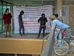 Desde el pasado viernes, un grupo de jóvenes encapuchados mantiene tomada la torre de rectoría de la UNAM. SUN /