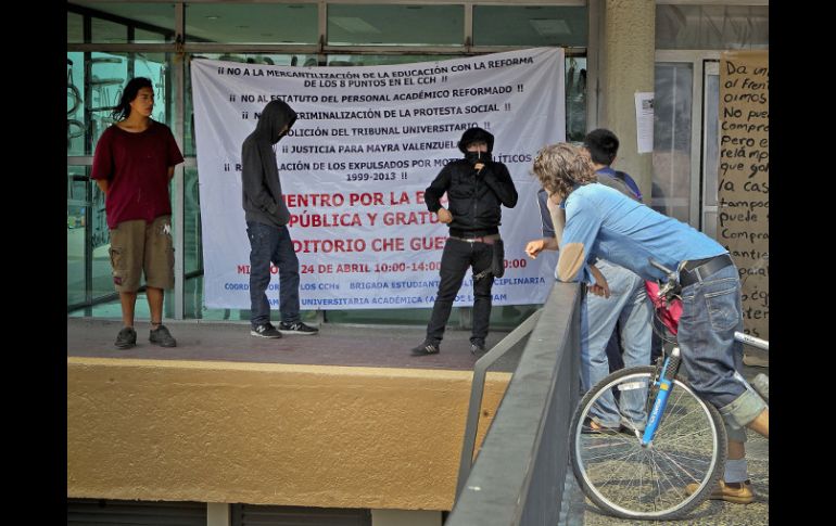 Desde el pasado viernes, un grupo de jóvenes encapuchados mantiene tomada la torre de rectoría de la UNAM. SUN /