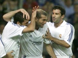 Zidane (c) y Figo (d) formaron parte del cuadro ''galáctico'' de los blancos. ARCHIVO /