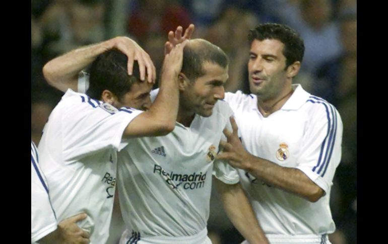 Zidane (c) y Figo (d) formaron parte del cuadro ''galáctico'' de los blancos. ARCHIVO /