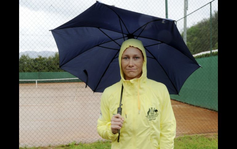 Samantha posa con una sombrilla luego de que su juego se suspendiera un día antes por mal tiempo. AP /