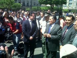 Aristóteles Sandoval (i), junto a Arturo Zamora, en la Plaza de Armas durante el ejercicio.  /