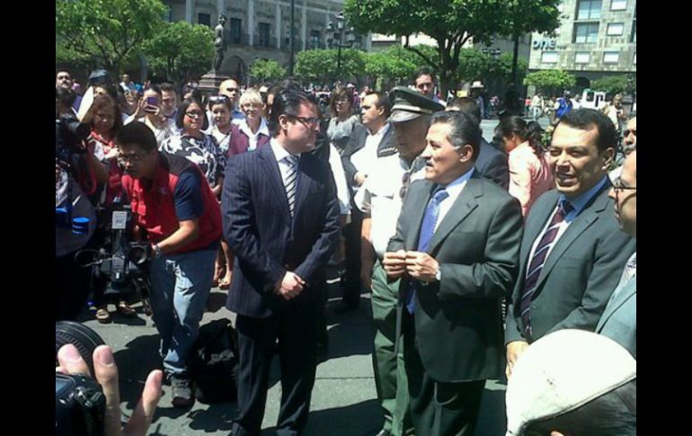 Aristóteles Sandoval (i), junto a Arturo Zamora, en la Plaza de Armas durante el ejercicio.  /