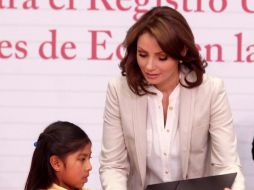 Angélica Rivera de Peña firma el inicio de la Campaña Nacional para el Registro Universal, Oportuno y Gratuito en los 32 estados. SUN /