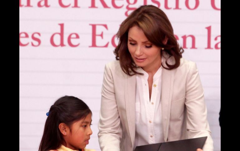 Angélica Rivera de Peña firma el inicio de la Campaña Nacional para el Registro Universal, Oportuno y Gratuito en los 32 estados. SUN /